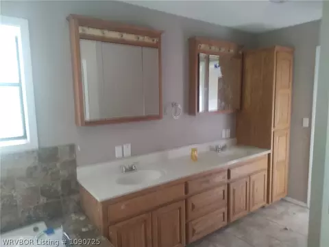 Bath - 705 S Elm St, Hartford, AR 72938 photo 3 of 4