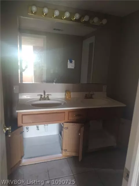 Bath - 705 S Elm St, Hartford, AR 72938 photo 1 of 4