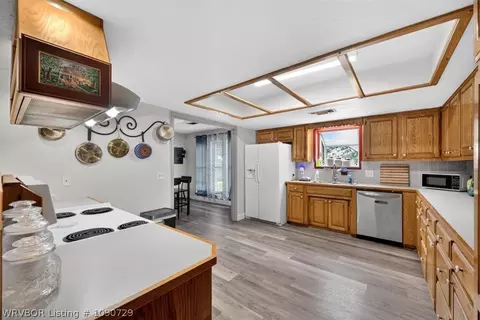 Kitchen - 37818 Springhill Rd, Howe, OK 74940 photo 3 of 4