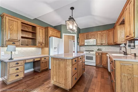 Kitchen - 10708 Saint Michael Ct, Fort Smith, AR 72908 photo 3 of 4
