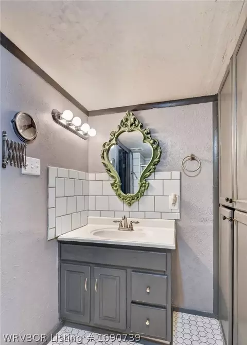 Bath - 1421 Hendrix St, Altus, AR 72821 photo 1 of 3