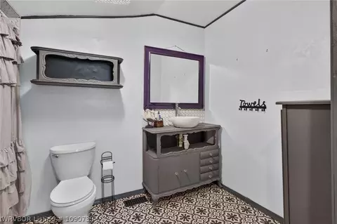 Bath - 1421 Hendrix St, Altus, AR 72821 photo 3 of 3