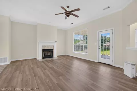 Living - 5908 Meadow Brook Dr, Fort Smith, AR 72916 photo 4 of 5