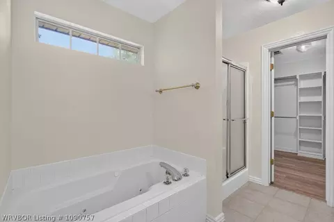 Bath - 5908 Meadow Brook Dr, Fort Smith, AR 72916 photo 1 of 3