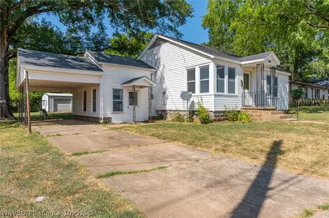 Exterior - 1019 E Main St, Paris, AR 72855 photo 3 of 7