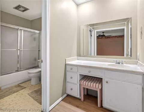 Bath - 2636 Enid Pl, Fort Smith, AR 72901 photo 2 of 5