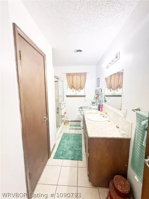 Bath - 22 E Interstate Cir, Sallisaw, OK 74955 photo 1 of 2