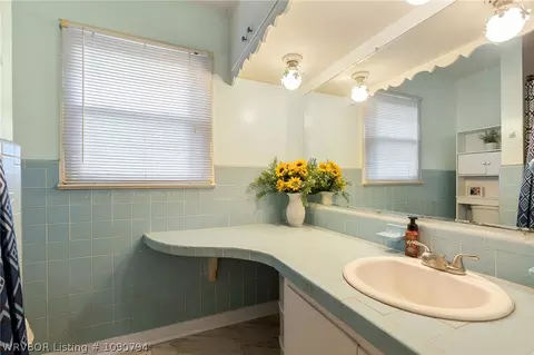 Bath - 1609 Burnham Rd, Fort Smith, AR 72903 photo 2 of 3