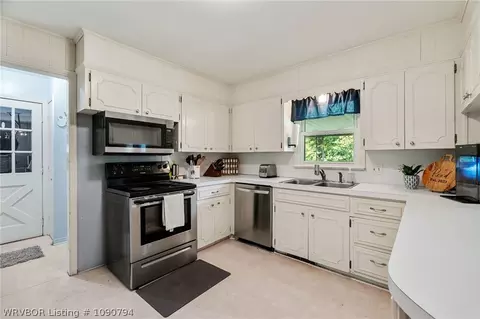 Kitchen - 1609 Burnham Rd, Fort Smith, AR 72903 photo 2 of 4