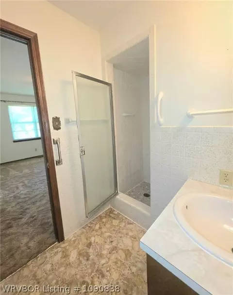 Bath - 11916 Donahoe Bnd, Fort Smith, AR 72916 photo 1 of 4