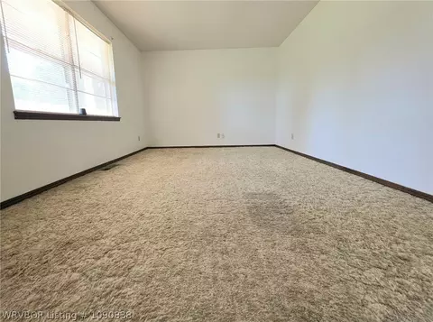 Living - 11916 Donahoe Bnd, Fort Smith, AR 72916 photo 1 of 9