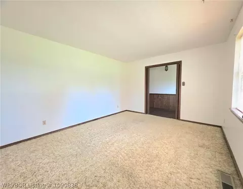 Living - 11916 Donahoe Bnd, Fort Smith, AR 72916 photo 2 of 9