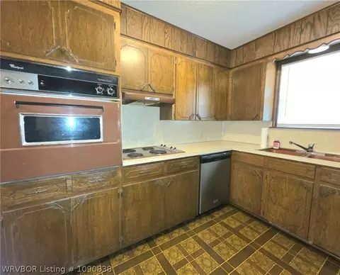 Kitchen - 11916 Donahoe Bnd, Fort Smith, AR 72916 photo 2 of 2