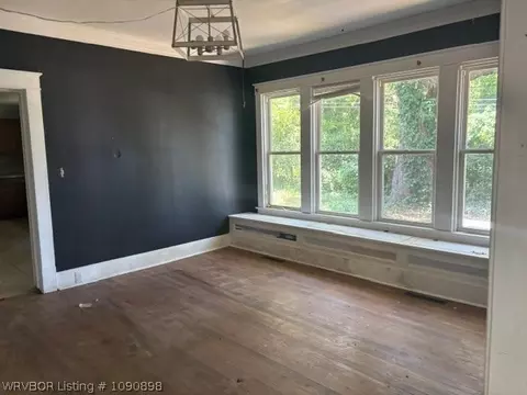 Living - 901 N 46th St, Fort Smith, AR 72903 photo 2 of 5