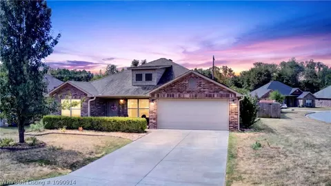 2305 Regency Ln, Barling, AR 72923