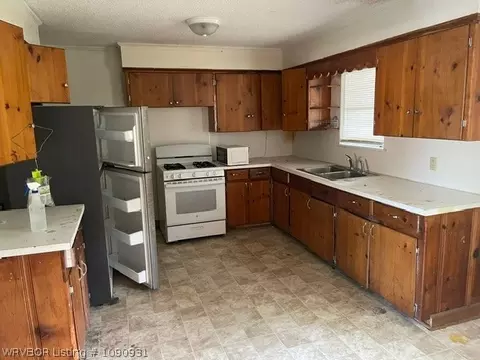 Kitchen - 4423 S 30th St, Fort Smith, AR 72901 photo 1 of 2