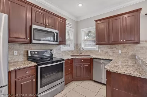 Kitchen - 1520 Rockhurst Dr, Fort Smith, AR 72908 photo 2 of 2