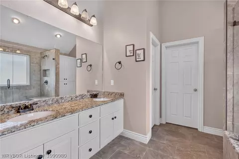 Bath - 1520 Rockhurst Dr, Fort Smith, AR 72908 photo 2 of 5
