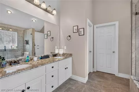 Bath - 1520 Rockhurst Dr, Fort Smith, AR 72908 photo 2 of 5