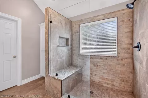 Bath - 1520 Rockhurst Dr, Fort Smith, AR 72908 photo 3 of 5