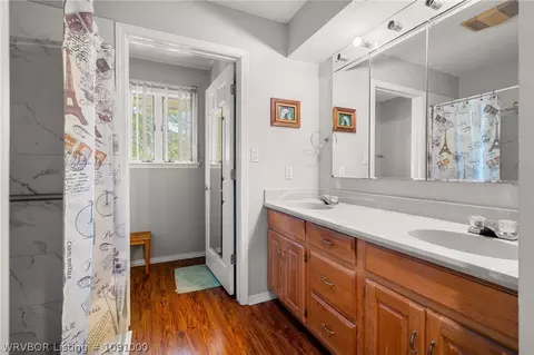 Bath - 2508 Crosshill Rd, Fort Smith, AR 72908 photo 2 of 4