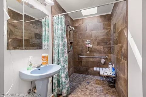 Bath - 2508 Crosshill Rd, Fort Smith, AR 72908 photo 3 of 4