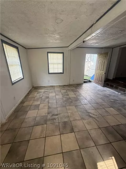 Living - 3801 Marshall Dr, Fort Smith, AR 72904 photo 1 of 1