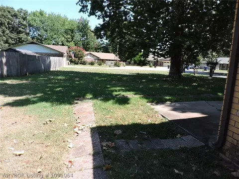 Exterior - 8617 Meadow Dr, Fort Smith, AR 72908 photo 4 of 15