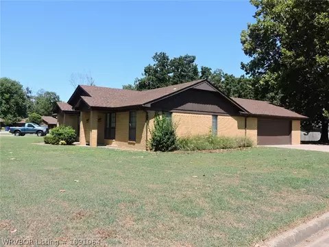 Exterior - 8617 Meadow Dr, Fort Smith, AR 72908 photo 5 of 15