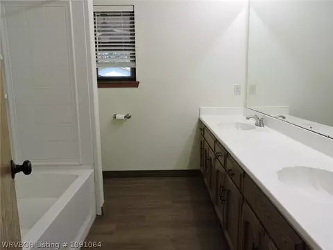 Bath - 8617 Meadow Dr, Fort Smith, AR 72908 photo 4 of 7