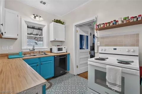 Kitchen - 1913 Dodson Ave, Fort Smith, AR 72901 photo 2 of 3