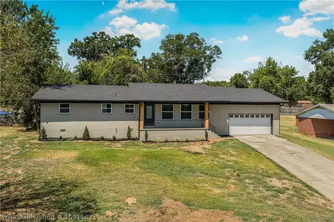 1205 N 11th St, Van Buren, AR 72956