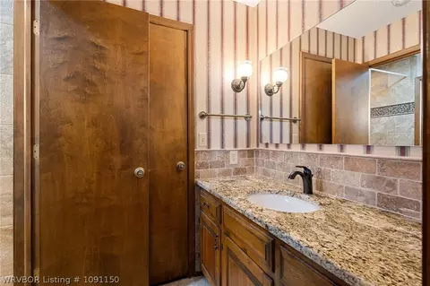 Bath - 1311 Weeks Ln, Fort Smith, AR 72903 photo 2 of 4