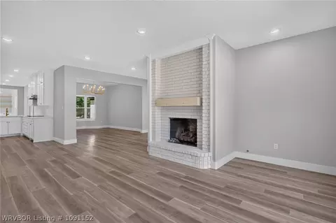 Living - 6700 Eastgate Dr, Fort Smith, AR 72903 photo 3 of 10