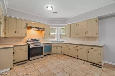 Kitchen - 4800 Park Ave, Fort Smith, AR 72903 photo 2 of 3