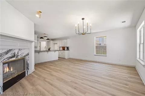 Living - 3209 Fincastle Dr, Fort Smith, AR 72908 photo 6 of 8
