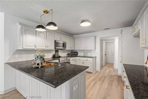 Kitchen - 3209 Fincastle Dr, Fort Smith, AR 72908 photo 2 of 4