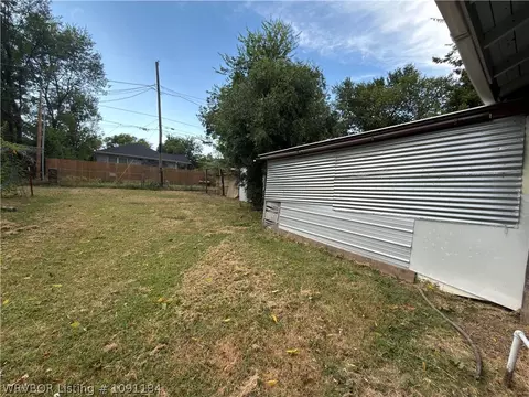 Exterior - 1716 N J St, Fort Smith, AR 72901 photo 2 of 4