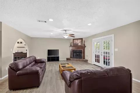 Living - 9300 Bridgeford Cir, Fort Smith, AR 72908 photo 2 of 4