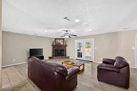 Living - 9300 Bridgeford Cir, Fort Smith, AR 72908 photo 3 of 4