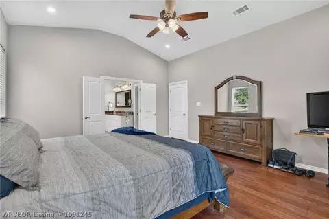 Bedroom - 8535 Crestline Dr, Hackett, AR 72937 photo 4 of 9