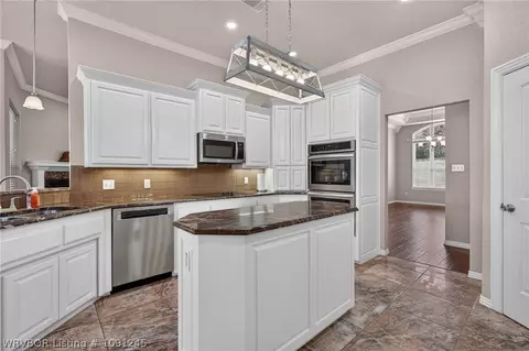Kitchen - 8535 Crestline Dr, Hackett, AR 72937 photo 2 of 5