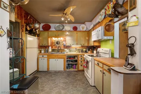 Kitchen - 18 Spruce St, Paris, AR 72855 photo 1 of 2