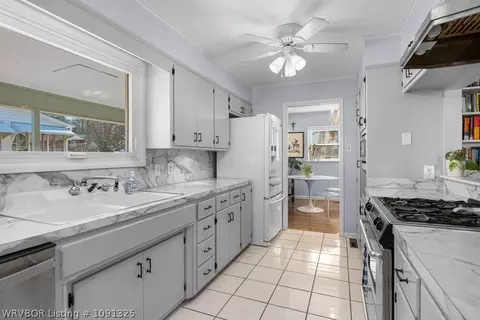 Kitchen - 3801 Free Ferry Ln, Fort Smith, AR 72903 photo 2 of 3