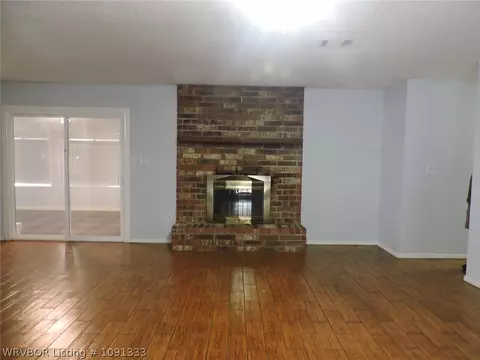 Living - 3418 Londonderry Rd, Fort Smith, AR 72908 photo 2 of 5