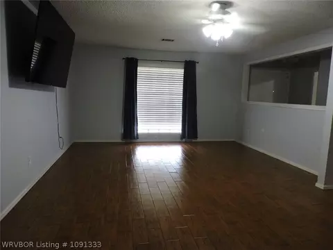Living - 3418 Londonderry Rd, Fort Smith, AR 72908 photo 4 of 5