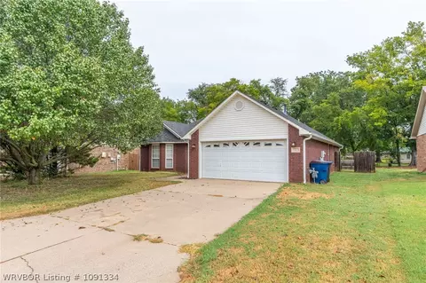 Exterior - 623 Chateau Dr, Fort Smith, AR 72908 photo 5 of 10