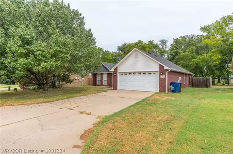 Exterior - 623 Chateau Dr, Fort Smith, AR 72908 photo 4 of 10