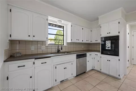 Kitchen - 10811 Old Harbor Rd, Fort Smith, AR 72903 photo 2 of 4