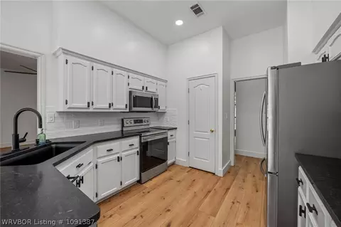 Kitchen - 810 Karry Ln, Fort Smith, AR 72916 photo 5 of 7
